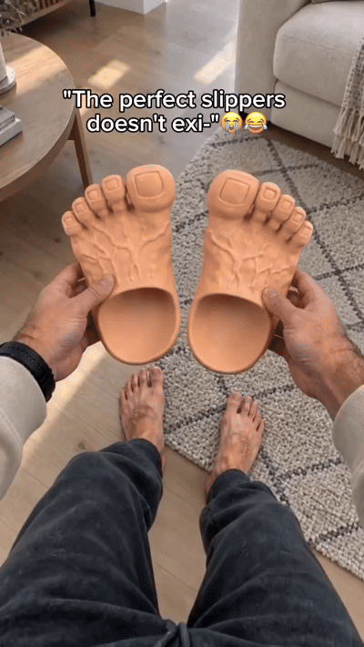 👣Giant Toe Slippers – Funny Realistic Foot Slides