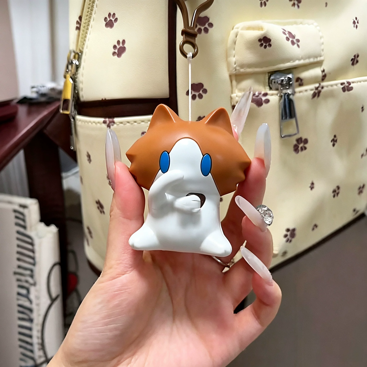 Cute Pull-String Cat Bag Charm – Funny Moving Paw Keychain